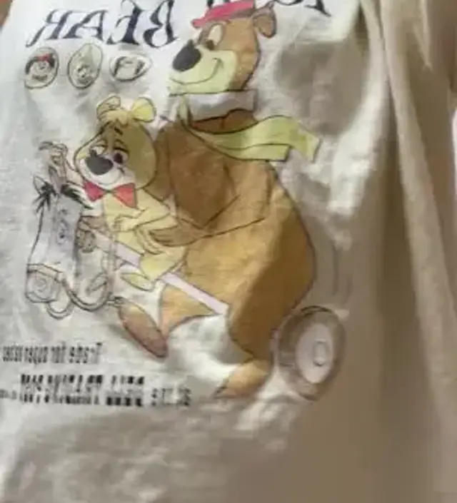 낙낙한 핏 좋구요. 옆트임 살짝 있어서 귀엽네요. 빈티지 프린트도 느낌있어요. 