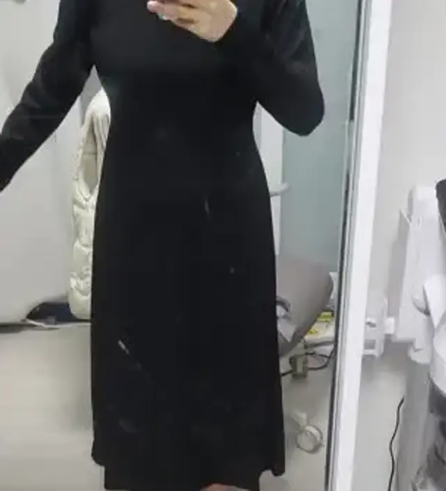 약간 까슬느낌이지만 심하진 않아요 편하게 입을것같아요