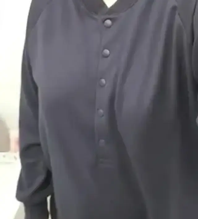 두께도 너무 두껍지않게 간절기에 적당하고 소재도 부드러워요!