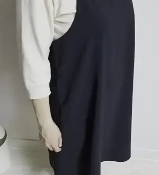 제가 키가 작은편이라 치마길이는 줄여서 입었습니다 소재도 시원해서 반팔입고 위에 입