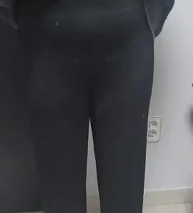 찰랑찰랑 안입은것처럼 편하네요!  다른 팬츠보다 기장이 조금 더 긴것 같아요~