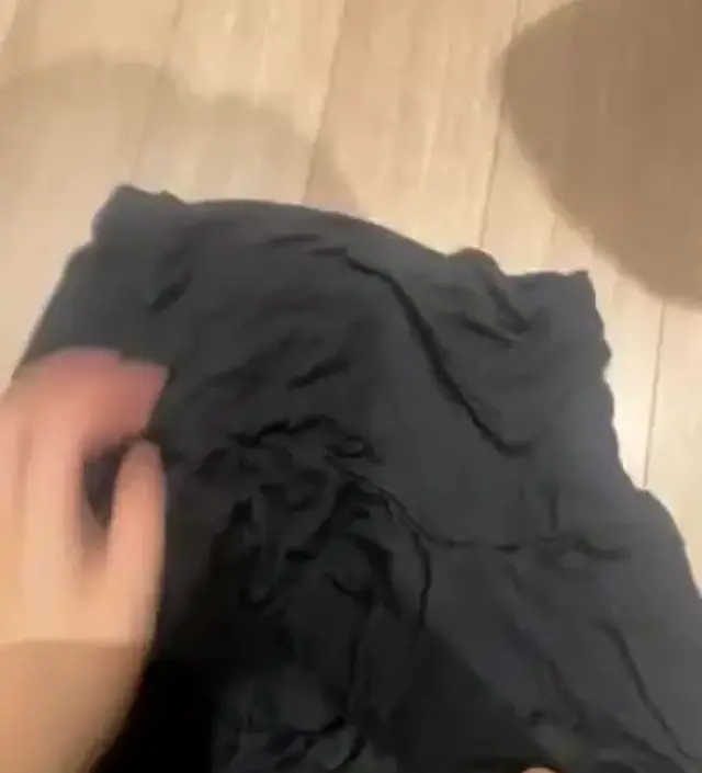 집에서 입을 반바지 여름용으로 구매했어요! 검은색이라 잘 모를 것 같아서 남방 걸치고