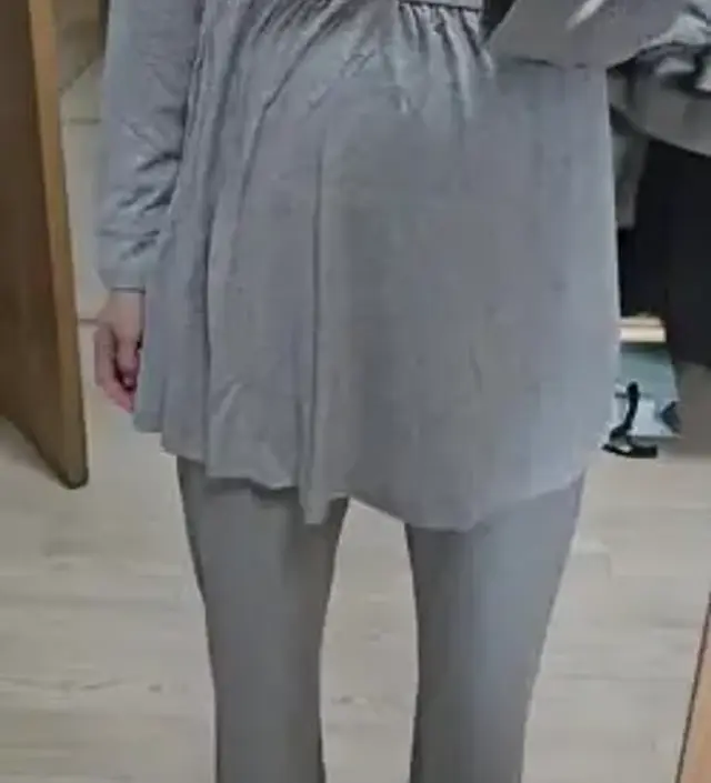 반팔사고 부드러워서 수유할때 입으려고 긴팔로 사봤는데 소재는 다르네요. 칼라별로 소