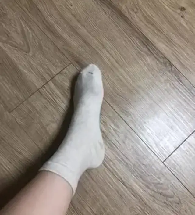 기존 양말들이 이제 발목에 자국이 남아서 자국 안남는 양말 사봤는데 편해요! 