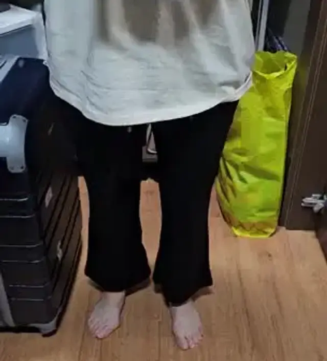 제가 키가 작은 편이라 키작맘 버전의 바지를 구매했는데 아주 잘 맞아요. 배 부분도 편