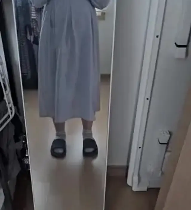 시원해보여서 구매햇는데 얇고 달라붙지않는 시원한 소재라서 여름에도 입기좋은것 같아