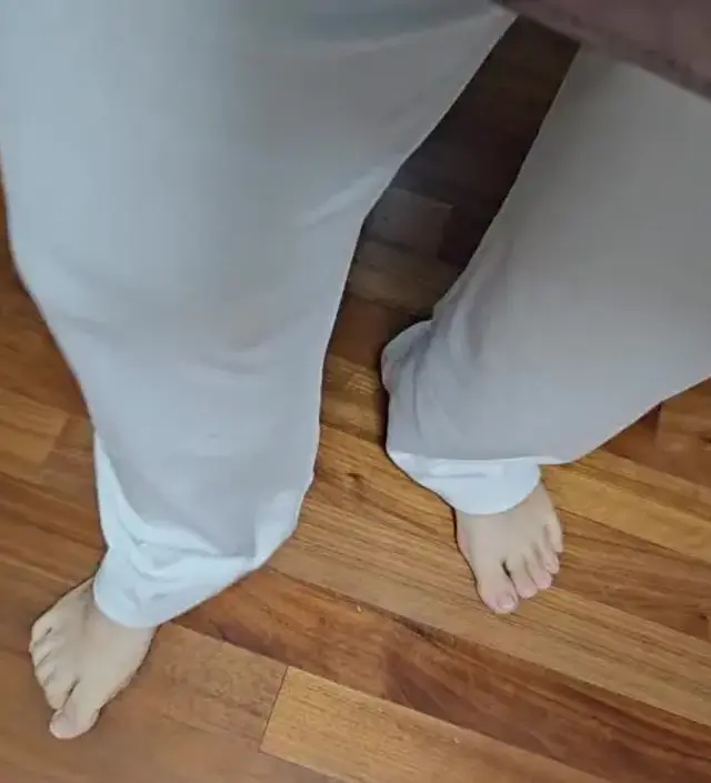 좀두껍네요~ 그래도 추워지고나서 입으면 좋을것같아서 반품안했네요~ 편하긴무지편해요