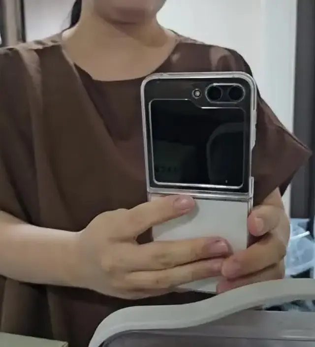 예뻐용 살짝더운소재이긴한데 구김이 잘안갈것같아요 잘입을겡용