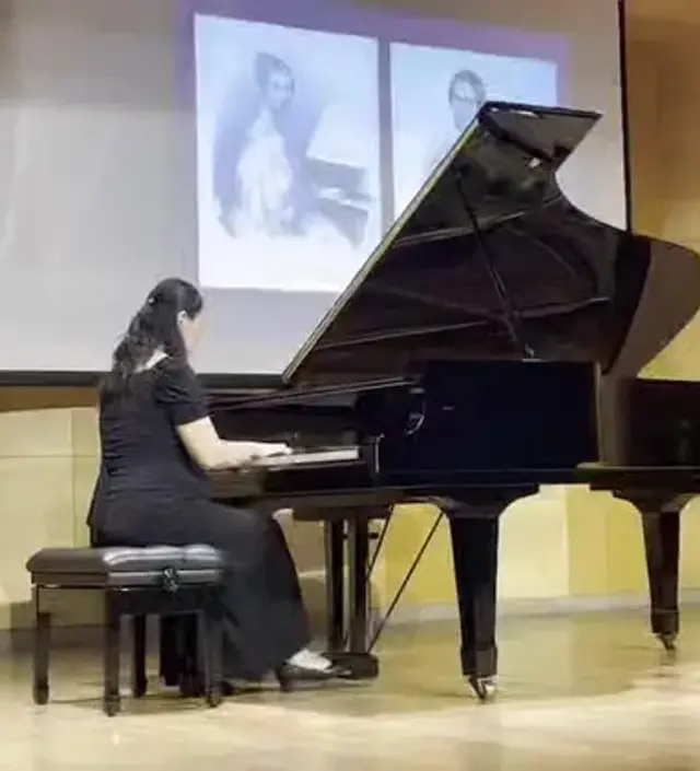 피아노 연주, 만삭사진 촬영때 입으려고 구입했어요. 연주때 입을만한 드레스가 마땅치