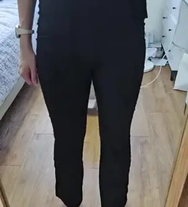 종아리 빼고는 배부터 무릎까지 달라붙는 바지에요. 신축성이 있어서 늘어나구요. 여름