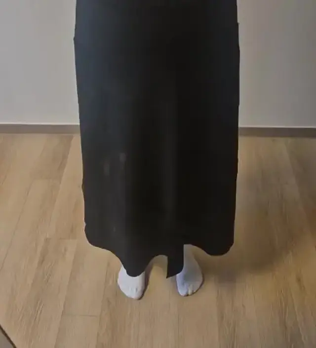 리뷰없어서 걱정했는데 치마 완전 마음에 들어요. 편하고 무난한 디자인이라 잘입고있어