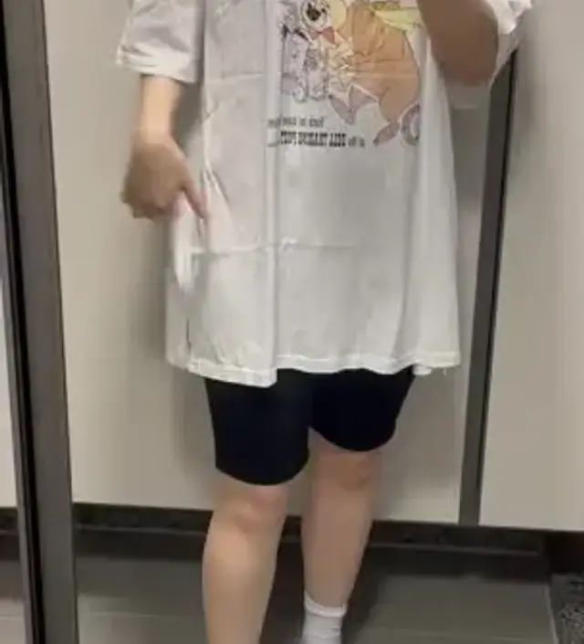 받자마자 입은거라 꾸깃꾸깃 하네요 ㅋㅋ 옷은 길이가 길어서 좋아요 엉덩이까지 가려줘