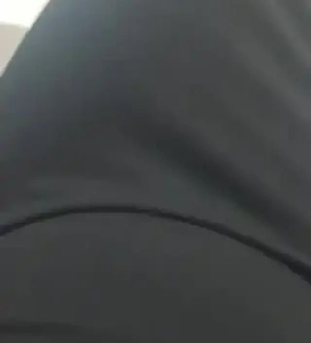 손으로 당겼을때 엄청나게 부드럽게 잘 늘어나는 편안한 재질입니다. 찰랑찰랑하고 두께