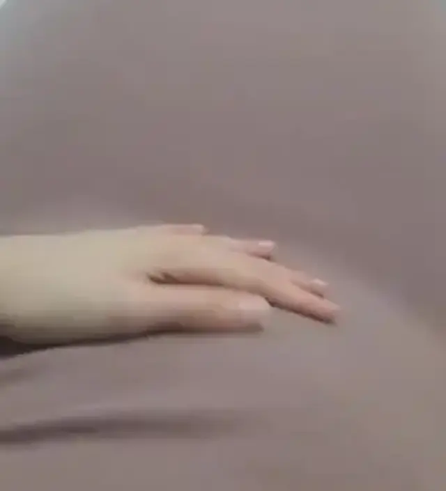 입었을때 배 부분이 아주 편안하고 당겼을때 쭉쭉 잘 늘어나는, 찰랑하면서 탄성 좋은 