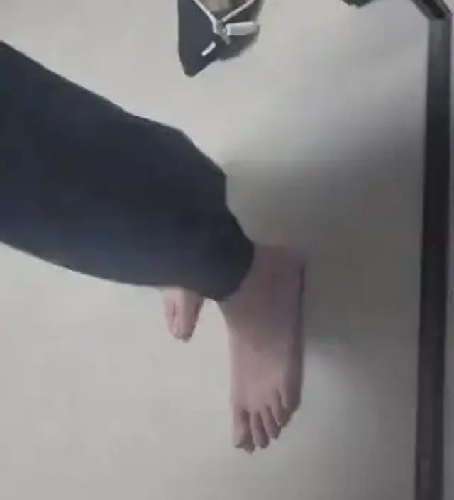 진짜 얇고 편해요. 완전 후들후들한 소재인데 싸구려 광택도 없는 단정한 질감입니다. 