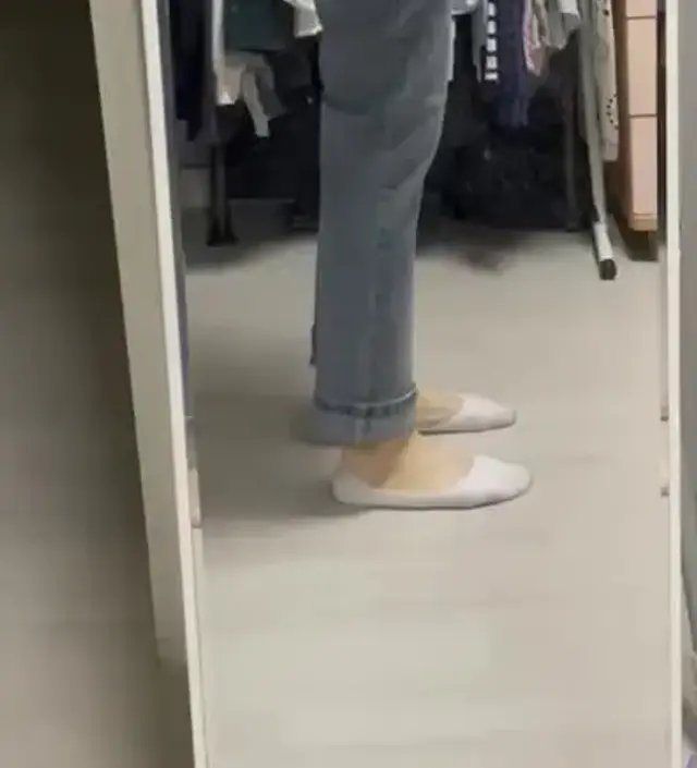 지금은 조금 크지만 불편한건 전혀 아니고 만삭때 까지 입을 수 있겠어요. 아주 얇은건