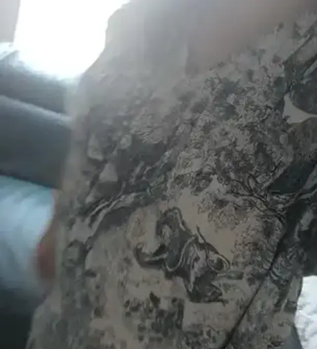 편안하고 등뒤에 프릴 예뻐요. 시원하기도 하구요. 아이가 부드럽고 좋다고 자꾸 안기네