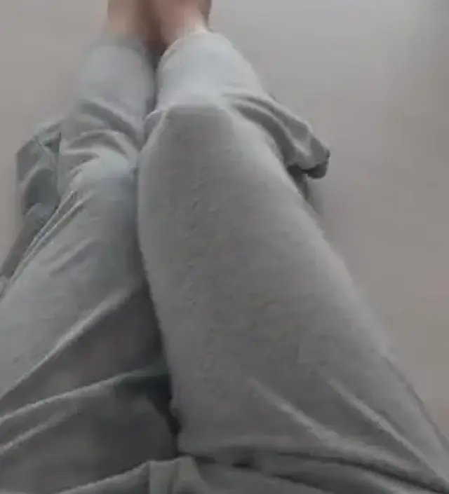 부들부들하고 쭉쭉 잘 늘어나는 재질의 바지입니다. 기장도 딱 적당해요. 너무 두껍거나