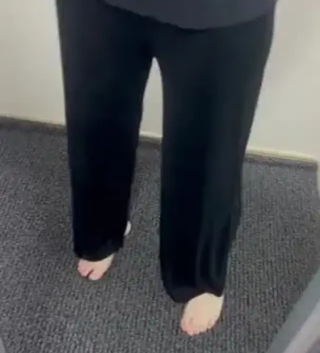 얇은 보들보들한 원단이에용 !! 블랙이랑 하늘색이랑 두장 사길 질했네요 ㅎㅎ