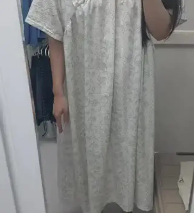 아주 가볍고 하늘하늘하고 편하고 예쁩니다. 요즘 집에서 계속 이옷만 입고 있어요.