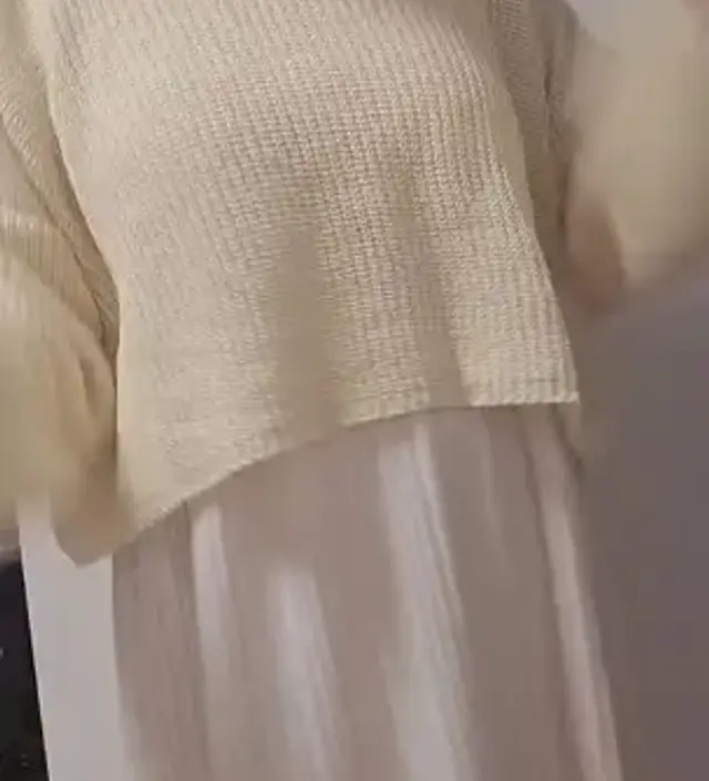 색깔 그대로에요 크롭이라 저런 레이어드 원피스나 나시랑 입으면 예쁩니다 여성스럽고