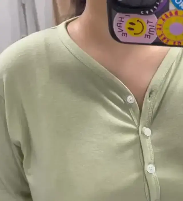 맨날 수유할때 단추로 전체가 되어있는 옷같은거 입으면 배도 다 보이고 불편해서 이거