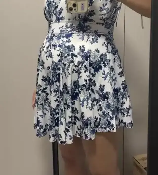 바지랑 상의가 붙어있는데 상체길이가 좀 짧아요. 배가 나와서 그런걸 수도 있지만 키 