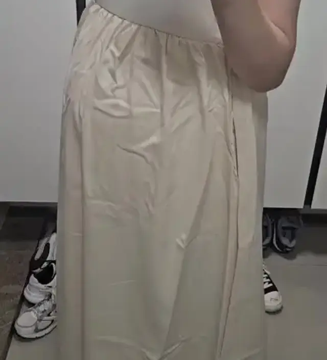 색깔은 밝은 아이보리고 아주 편하게 잘 맞습니다~! 품도 기장도 다 좋아요ㅎㅎ다만 치