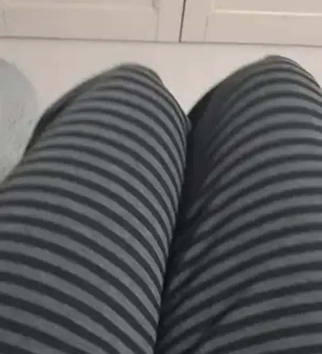 디자인이 독특해서 더 귀여운 스트라이프 팬츠입니다. 가을~초겨울까지도 입을수 있을 