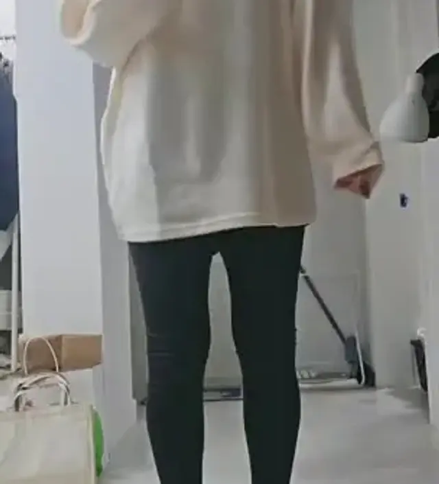 사이즈가엄청 낙낙해요! 만삭까지도 거뜬히 입겠어요 천은 살짝 두꺼워요 가을에 레깅스