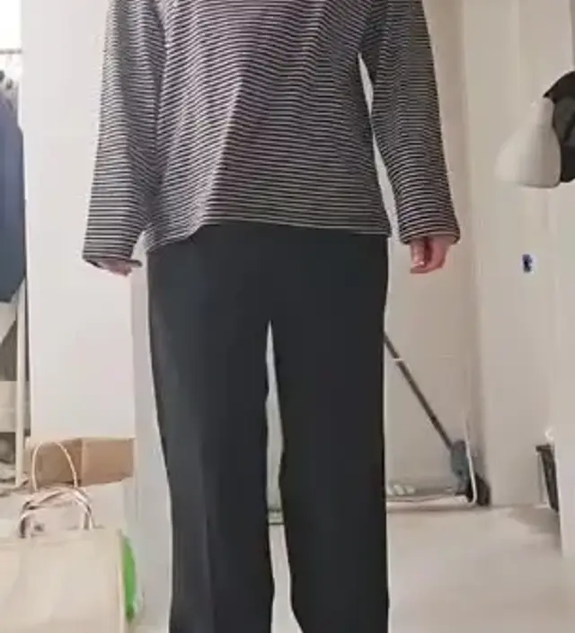 귀여워요! 원래 멜빵이랑 입으려고 샀는데 단독으로 입어도 귀여울듯합니다!