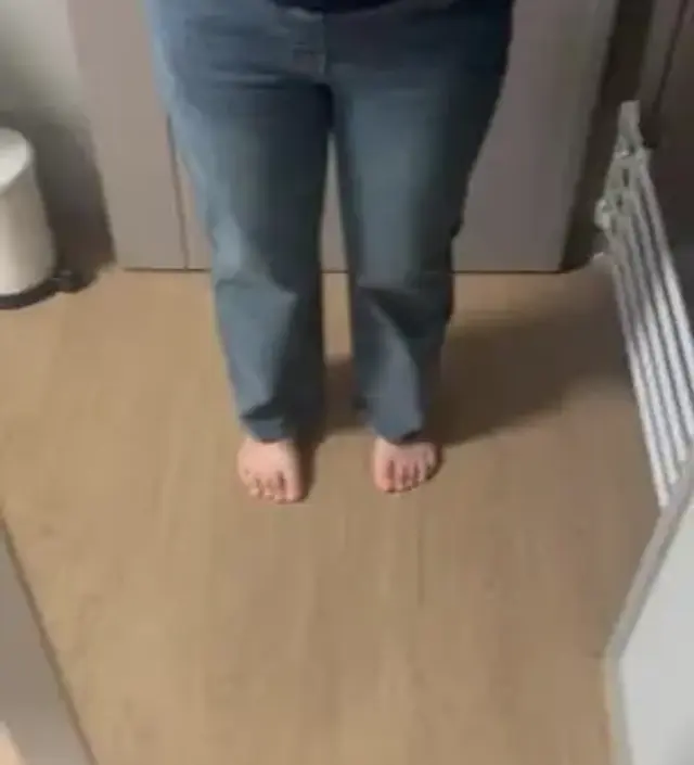 소임에서 구매한 와이드 청바지보다는 사이즈가 약간 타이트하네요. 반품해야하나 고민