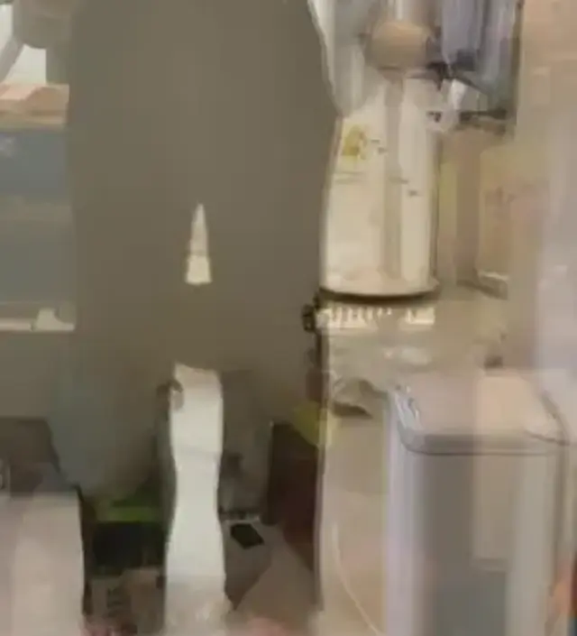 진짜 편하고 쫙쫙늘어나요 두껍진않고 봄 가을에 입기 좋은것 같아요