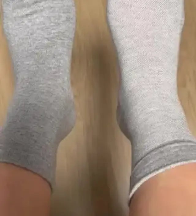 오른발 일반, 왼발 메쉬입니다. 메쉬는 지금 신기 좋고 일반은 가을겨울 잘 신을것 같아