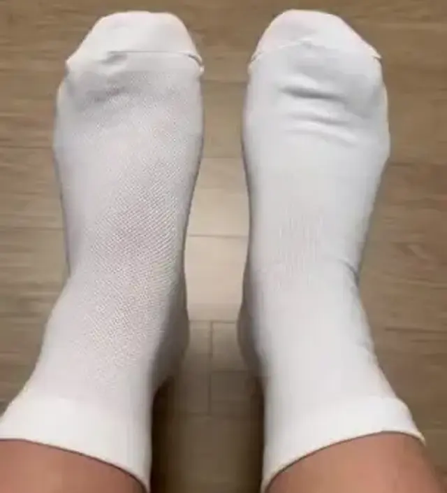 왼발 메쉬, 오른발 일반 메쉬가 더 잘 늘어나서 압박이 더 없네요~! 