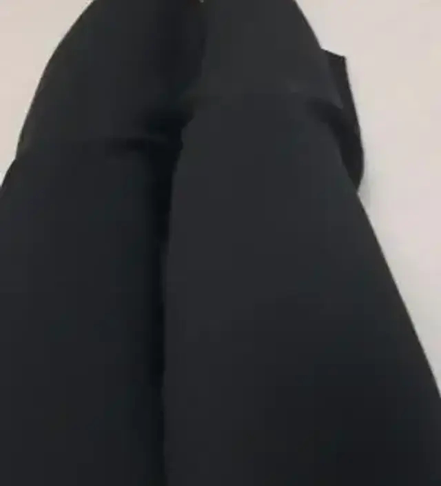 배 부분이 스토퍼로 되어있어 만삭까지 입을수 있을것 같은 팬츠입니다. 재질이 탄탄하