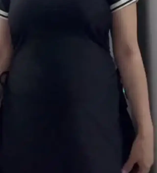 검정색이라 좀더 날씬해보이는거같아요 다만 하의 고무줄이 좀 배를 불편하게 하긴 하네