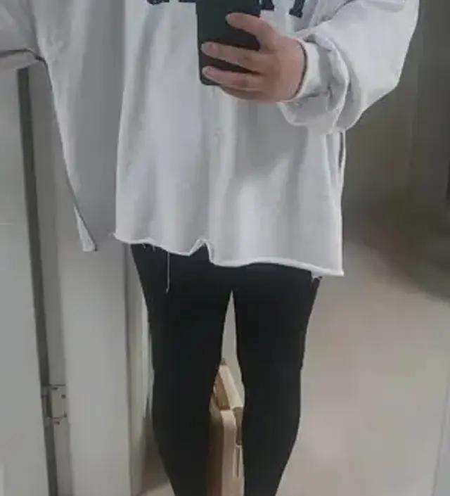 생각보다 두툼하더라구요~~~ 초가을용 얇은 티인줄알았는데 같이 주문한 레깅스랑 입으