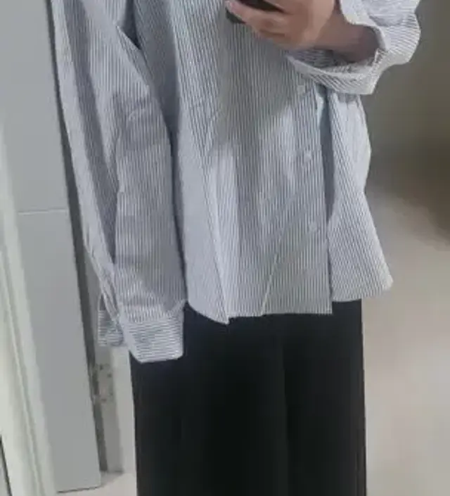 기본 셔츠 예요 길이감 엉덩이 덮는 길이로 부담스럽지 않게 입을수 있겠어요 쌀쌀할때