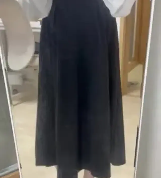 하객원피스용으로 구매했는데 너무 예뻐서 평소에도 잘 입고 다닐 것 같아요. 길이감도