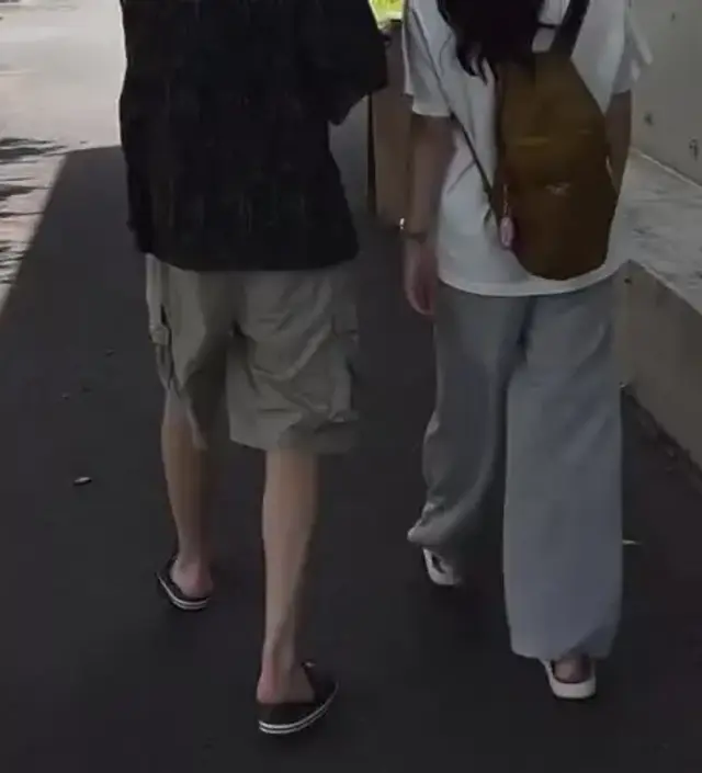 169cm/63kg 24주에 태교여행가서 잘 입었어요. 밑위길이가 길어서 당황했는데 앞쪽만 배