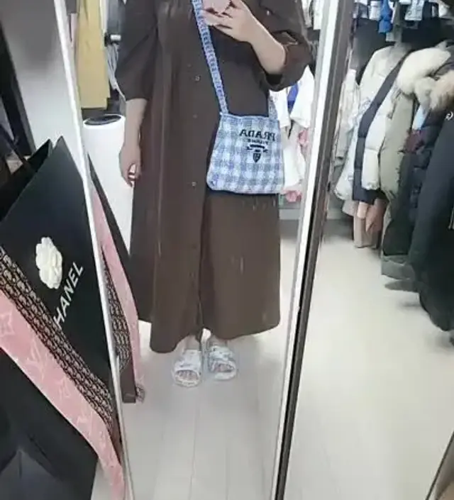 요즘같이 덥지도 춥지도 않은 에매한 날씨에 입기 딱 좋은 원피스예요! 바스락 거리는 