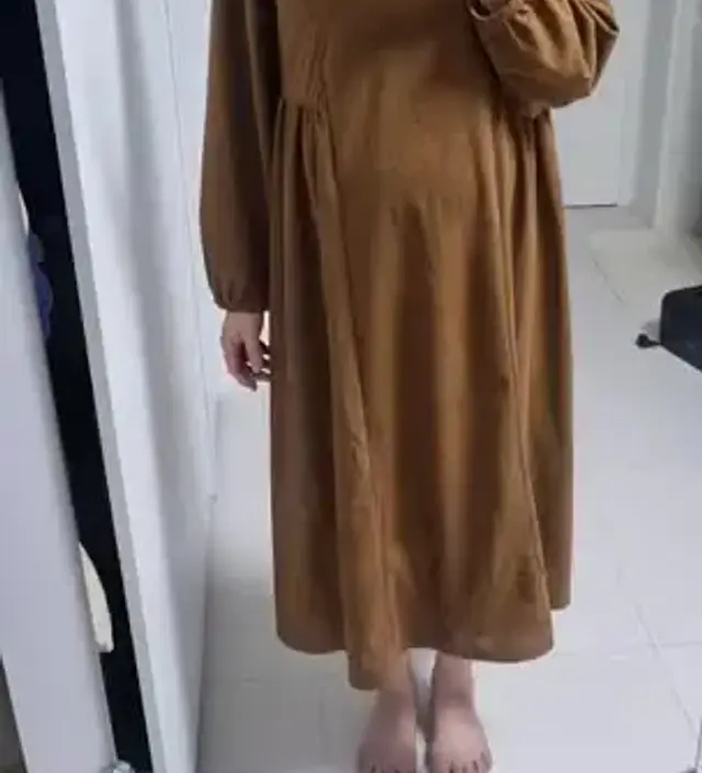 33주 배 많이 나온 임산부입니다. 골덴느낌의 갈색치마로, 재질좋고 가을에 입기에 좋은