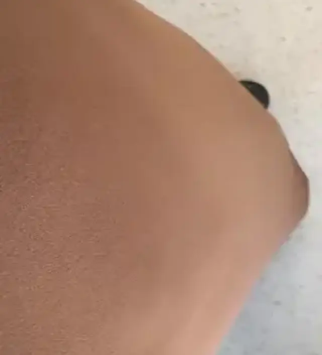 치마 이쁘다 생각했는데 한번 입자마자 앞에 이렇게 보풀처럼 잏었어요. 가방끈때문에 