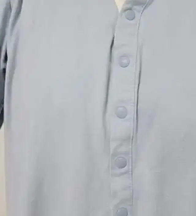 앞이 단추가 아니라 똑딱이로 되어있어 수유할때 금방 할수있어서 너무 편해요