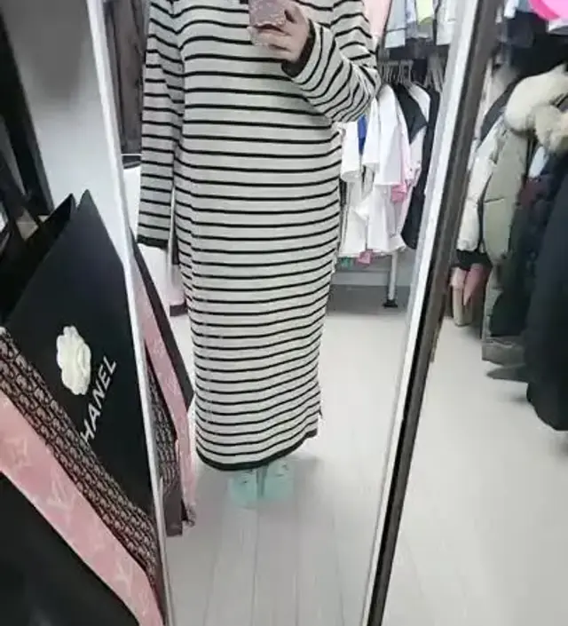 키가 157인 저에겐 길이가 많이 길지만 ㅋㅋㅋ 옷 퀄리티는 좋고 촉감도 좋아서 추천해