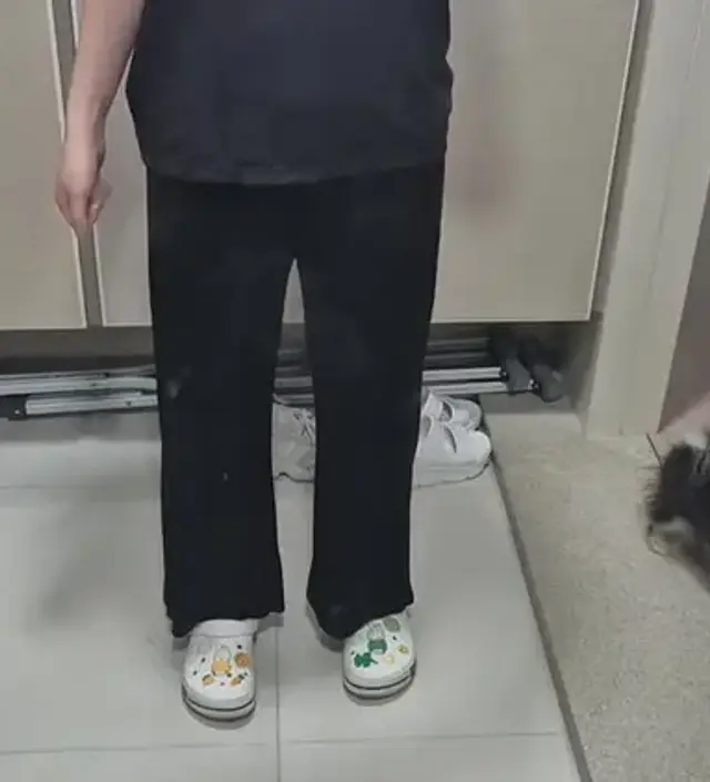 너무 부드럽고 편하고 하늘하늘하니 핏도 이뻐서 아무 옷에나 매치해서 입기 좋아요~
