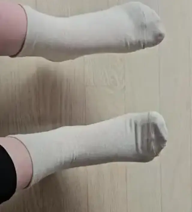 소재가 부드러우면서도 약간 탄탄한 느낌도 있어서 좋아요~! 어떤 양말은 좀 신고 있으