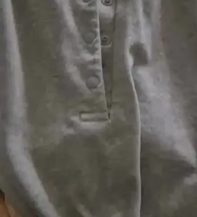 착용한지 일주일 하루한번 건조기 돌렷을때의 모습이에여 목쪽이 좀 쭈글거리긴하지만 