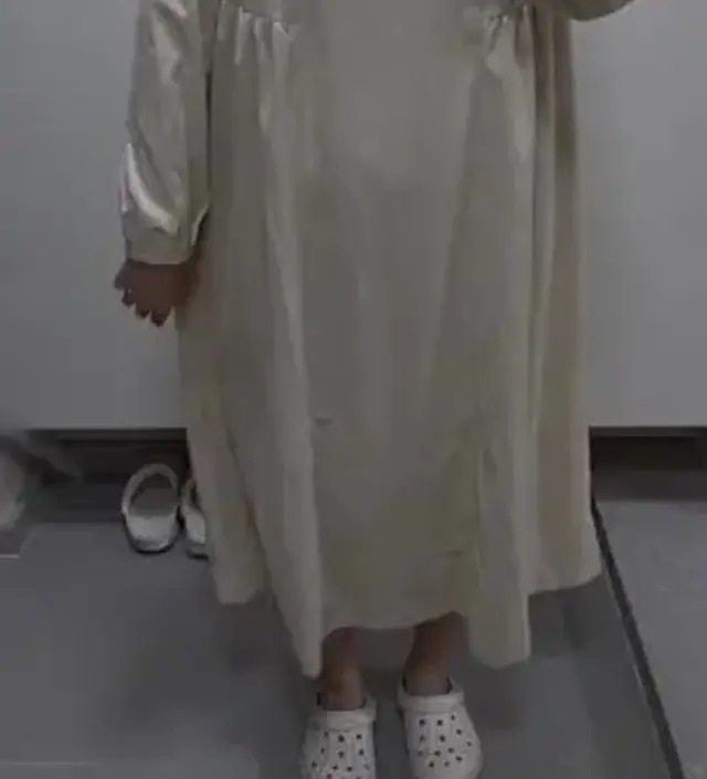 생각보다 얇아서 한겨울에는 안에 내복 껴입어야 될거같아요 옷은 맘에 들어요